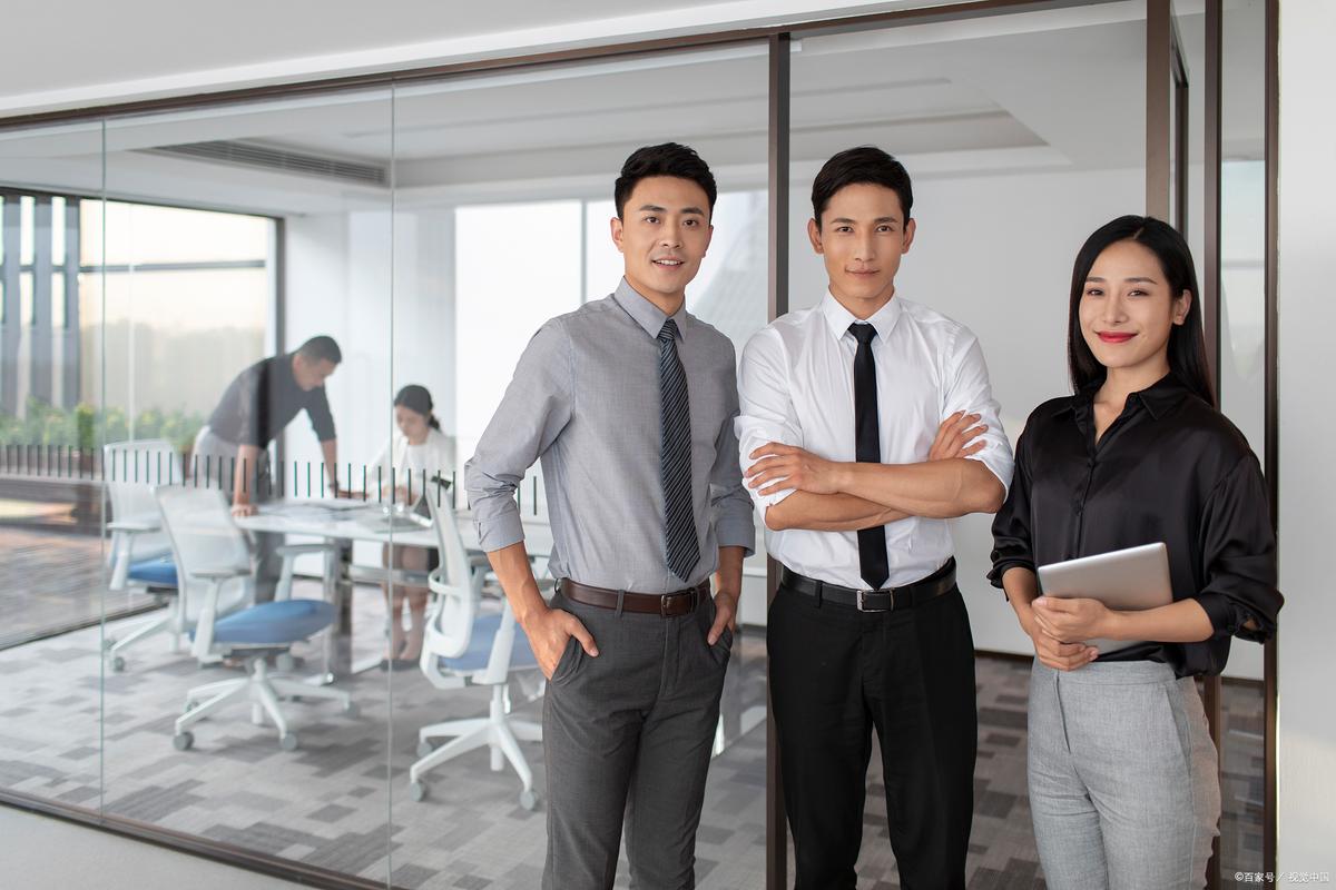 不同公司的人事在一起了-图1