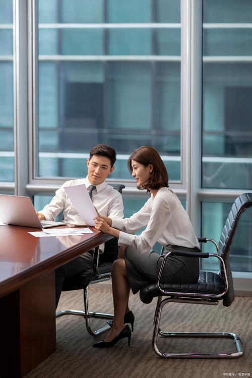 2个老板管1个员工，谁听谁的？-图2