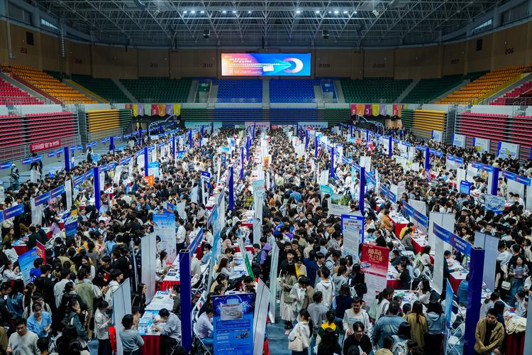 高校毕业生招聘会-图1