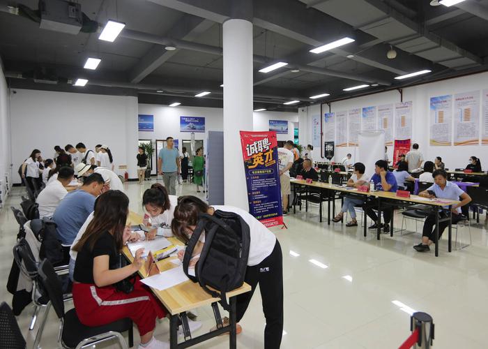 长治招聘会现场情况如何？-图2